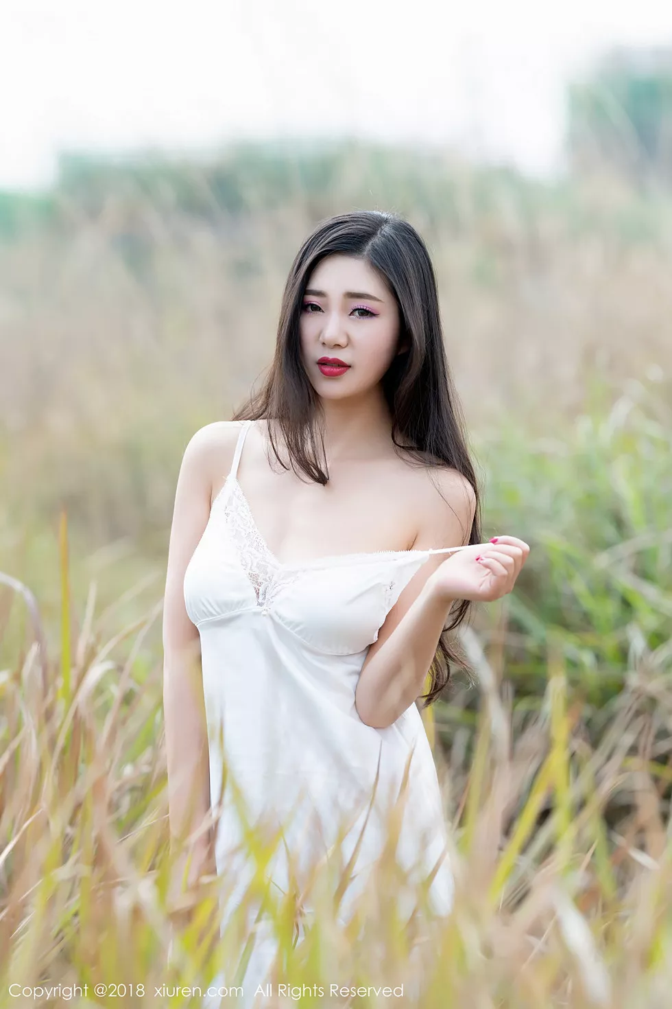 Xgyw.Org_XiuRen第1076期_女神宋KiKi户外脱性感白色长裙秀蕾丝印花内衣爆乳诱惑写真32P