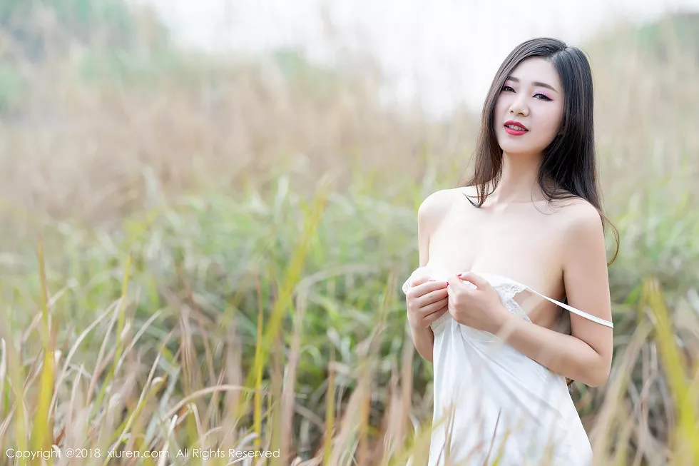 Xgyw.Org_XiuRen第1076期_女神宋KiKi户外脱性感白色长裙秀蕾丝印花内衣爆乳诱惑写真32P