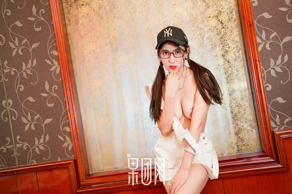 Xgyw.Org_[GIRLT果团网]NO.137_巨乳女神Yoki私房真空背带裤露豪乳血滴子遮点极致诱惑写真65P