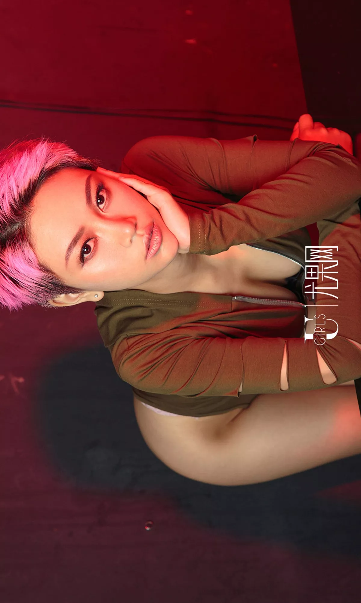 Xgyw.Org_[Ugirls爱尤物]No.1200_短发嫩模Amanda性感夜店风高叉连体衣秀完美身材写真35P