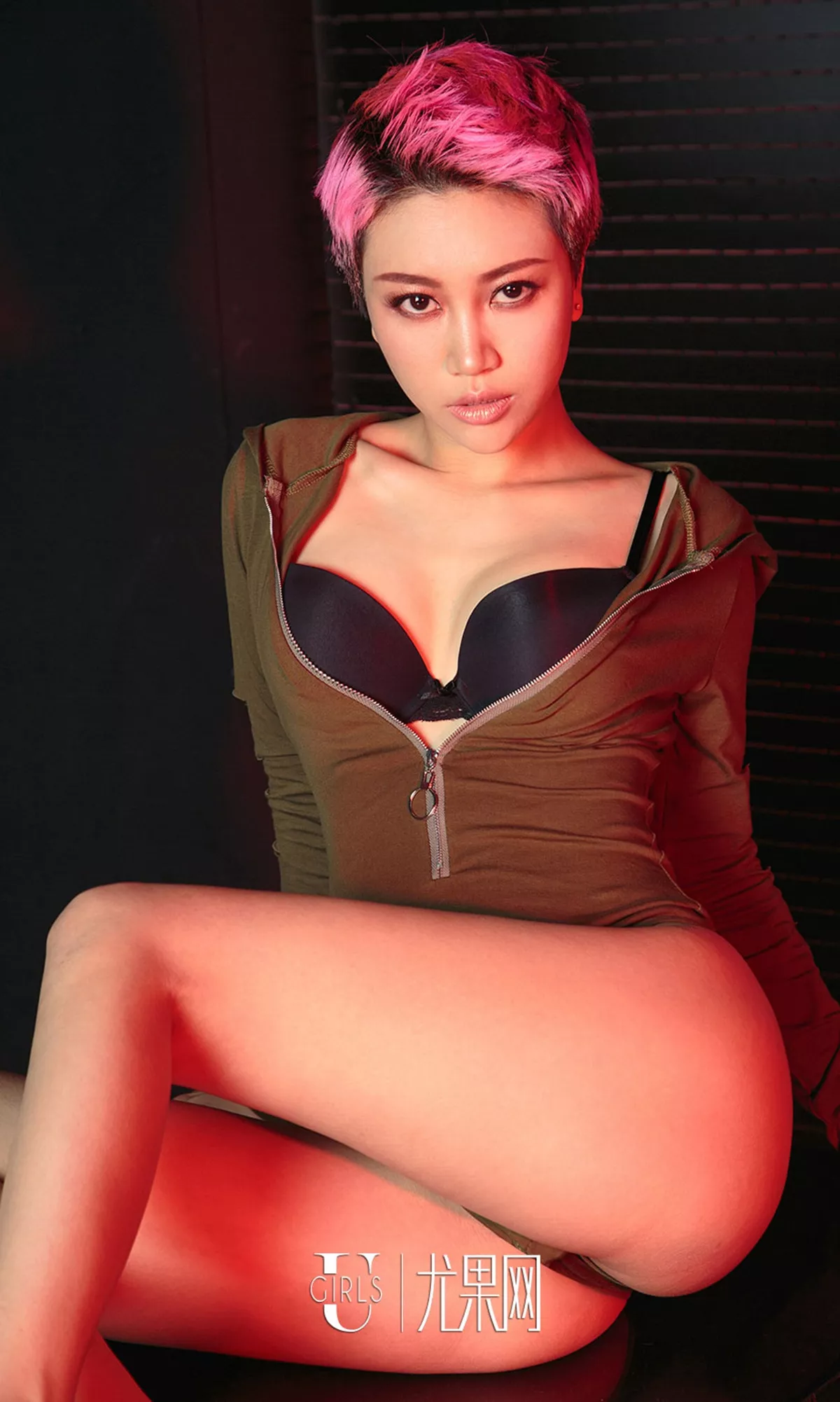 Xgyw.Org_[Ugirls爱尤物]No.1200_短发嫩模Amanda性感夜店风高叉连体衣秀完美身材写真35P