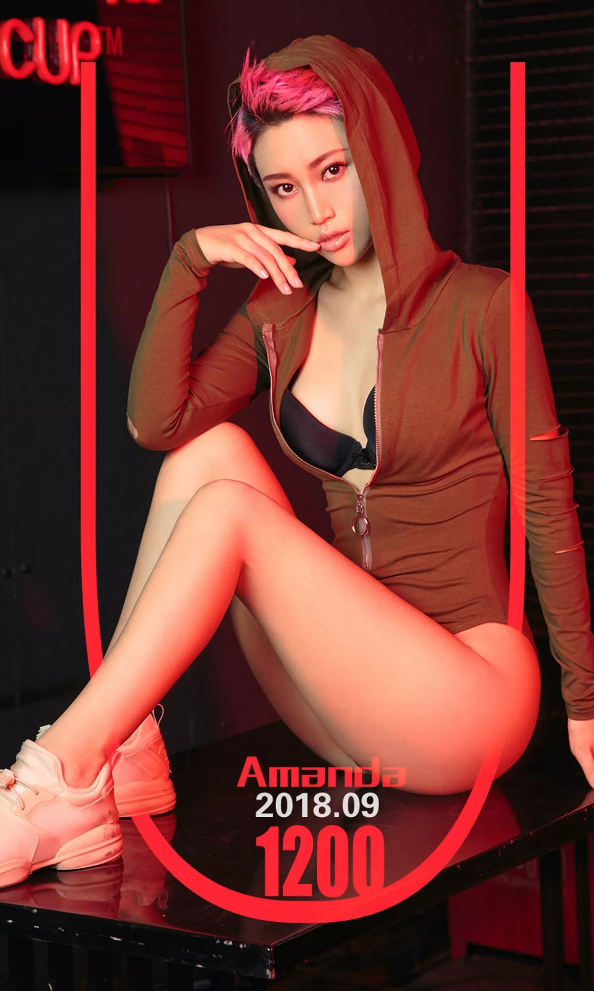 Xgyw.Org_[Ugirls爱尤物]No.1200_短发嫩模Amanda性感夜店风高叉连体衣秀完美身材写真35P