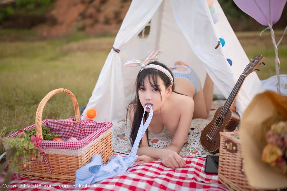 Xgyw.Org_XiuRen第1207期_嫩模徐微微mia户外性感女仆装半脱露美乳翘臀极致诱惑写真80P