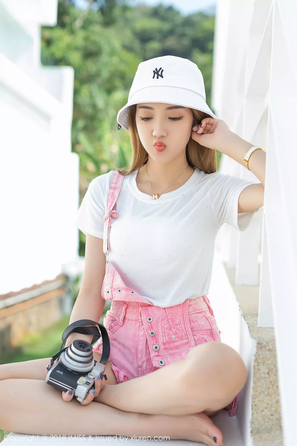 Xgyw.Org_[IMISS爱蜜社]Vol.295_嫩模美琪vicky户外粉色背带牛仔热裤秀完美身材性感写真34P