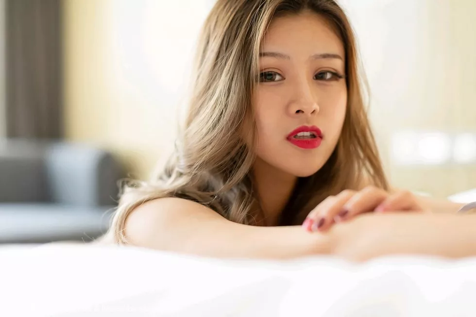 Xgyw.Org_[IMISS爱蜜社]Vol.332_嫩模酥小白私房无内黑丝裤袜半脱秀丰乳肥臀诱惑写真39P