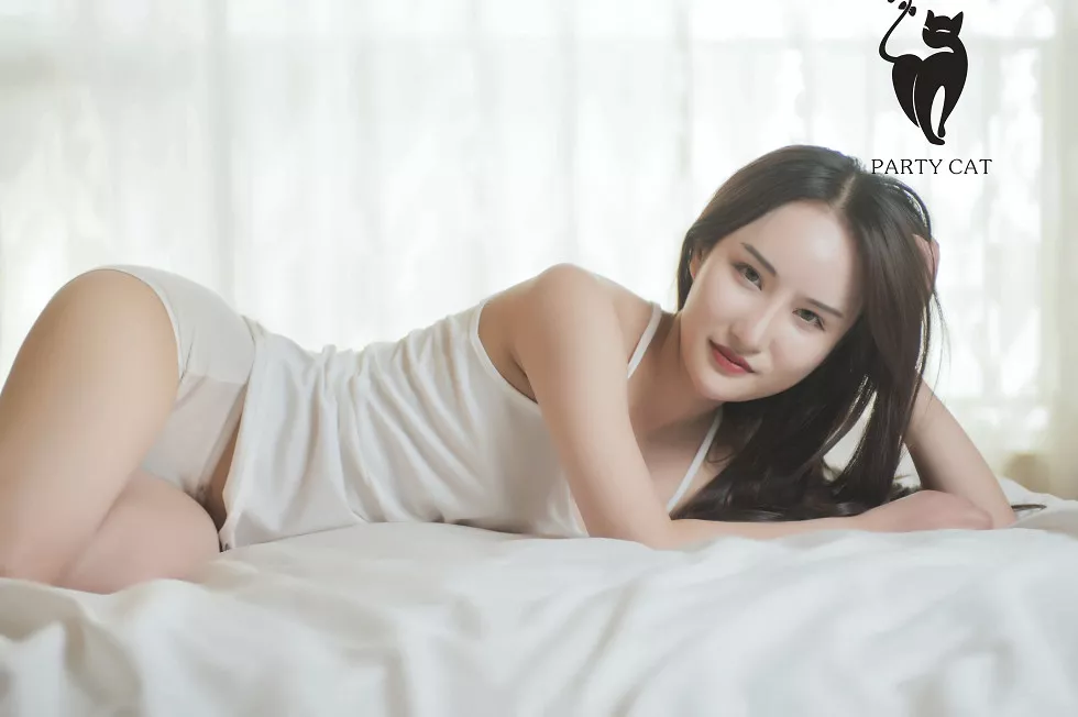 Xgyw.Org_[PartyCat轰趴猫]No.012_嫩模文琳黑色蕾丝情趣内衣配红色血滴子遮点极致诱惑写真40P