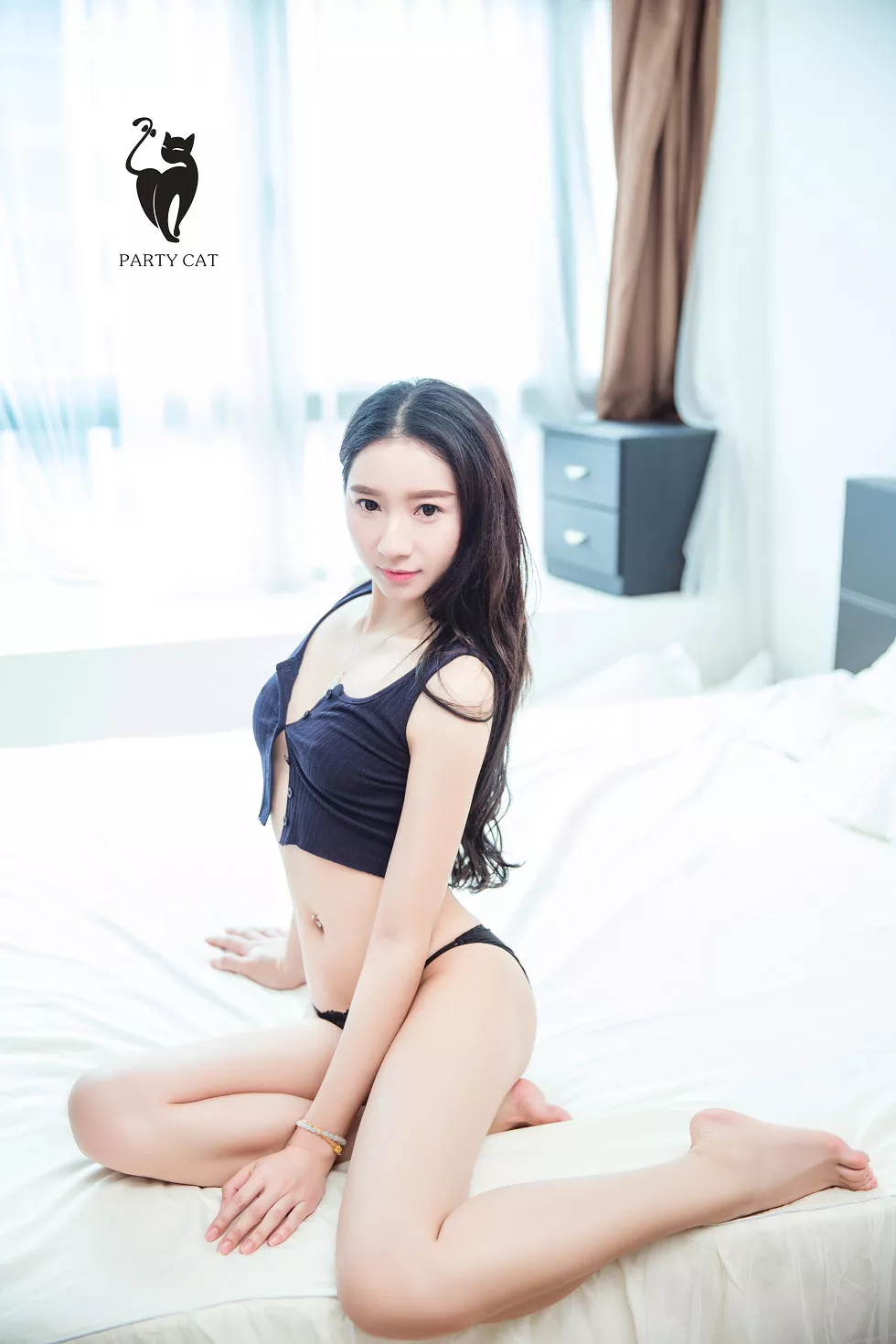 Xgyw.Org_[PartyCat轰趴猫]No.056_白色蕾丝内衣小美女居家私房半脱内衣露火辣身材诱惑写真35P