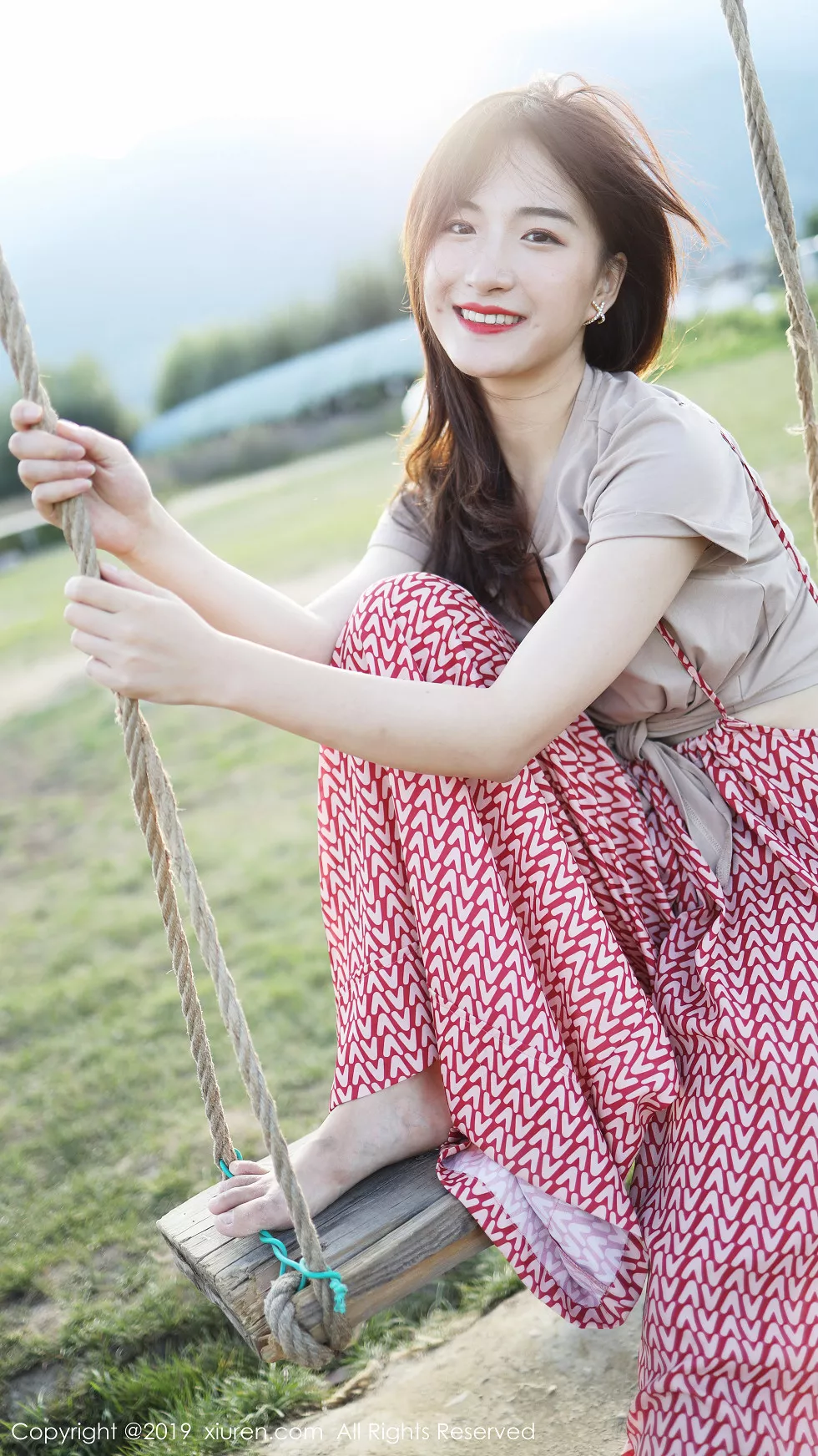 Xgyw.Org_XiuRen第1718期_嫩模艺儿拿铁室外帽子美少女清新甜美风靓丽迷人写真63P