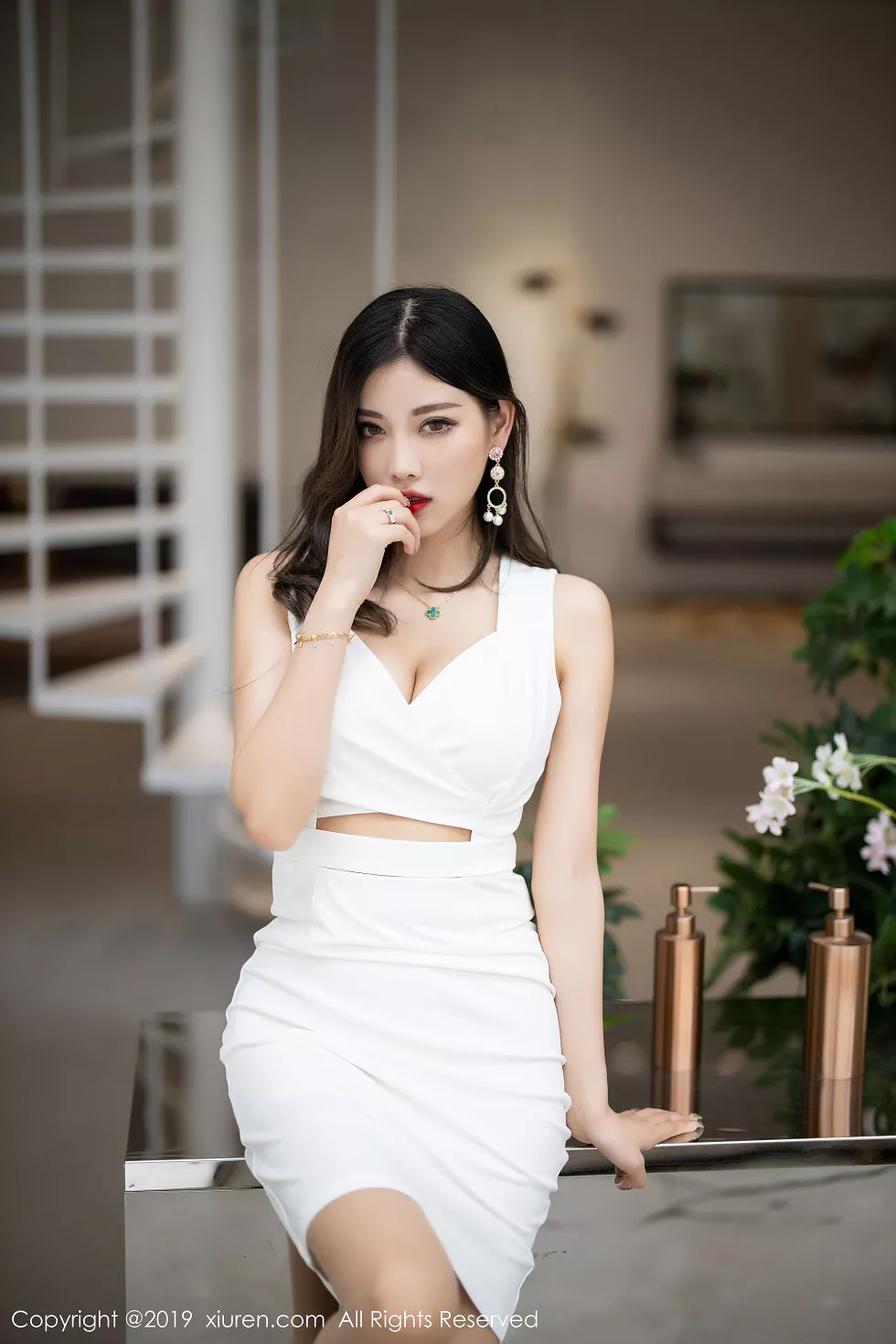 Xgyw.Org_XiuRen第1695期_女神杨晨晨sugar私房白色连身裙床上无内肉丝裤袜撩人诱惑写真91P
