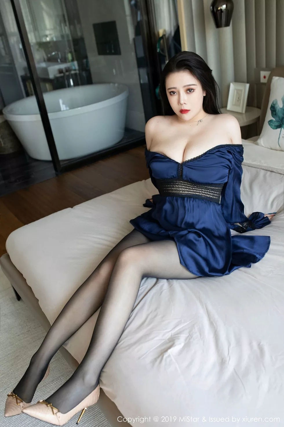 Xgyw.Org_[MiStar魅妍社]Vol.313_嫩模Miki兔心愿旅拍私房典雅长裙配魅惑黑丝撩人诱惑写真40P
