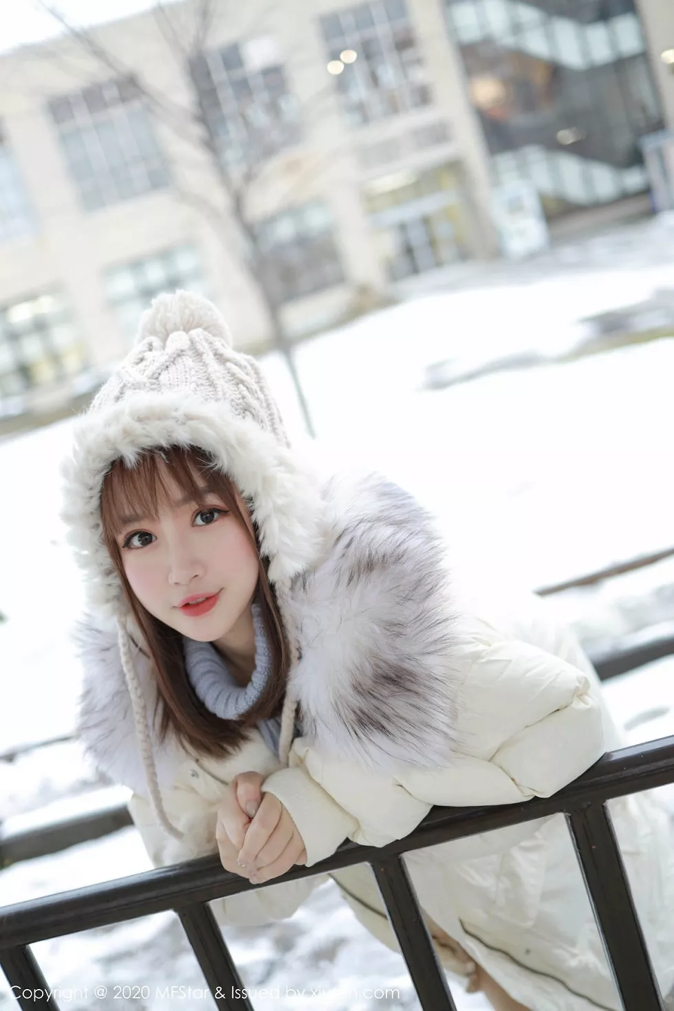 Xgyw.Org_[MFStar模范学院]Vol.262_嫩模恩率babe北海道旅拍雪地性感开背毛衣诱惑写真50P