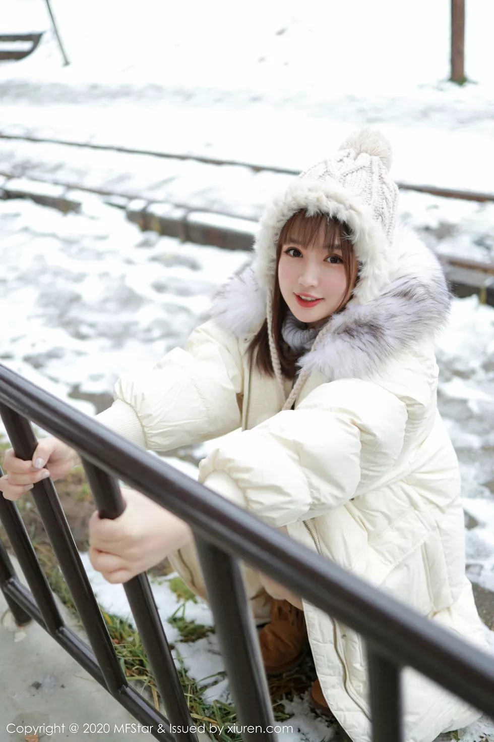 Xgyw.Org_[MFStar模范学院]Vol.262_嫩模恩率babe北海道旅拍雪地性感开背毛衣诱惑写真50P