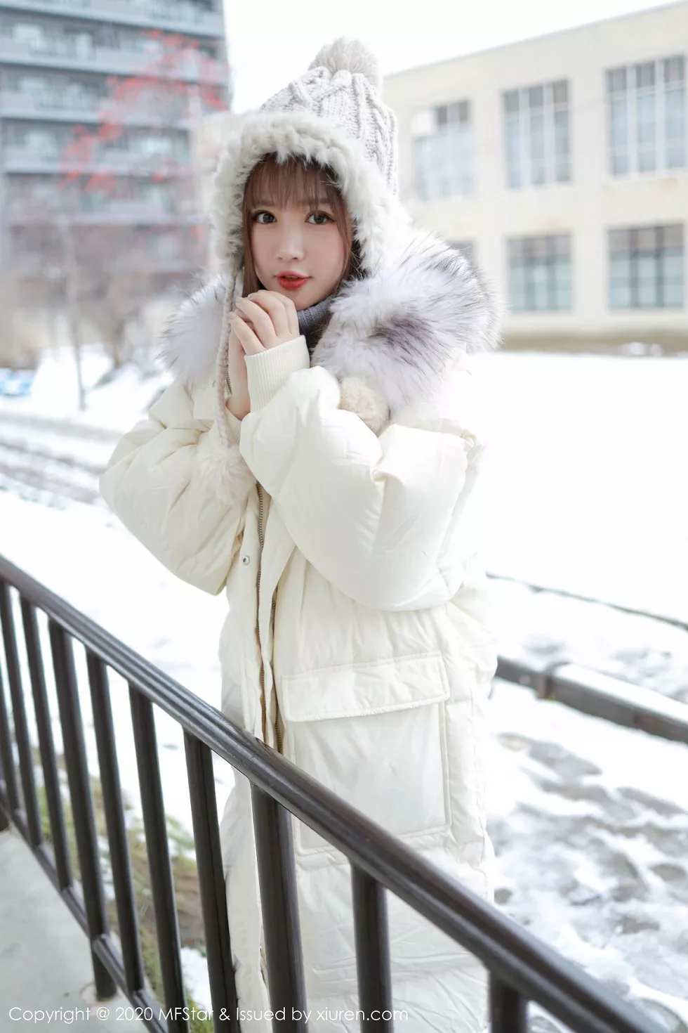 Xgyw.Org_[MFStar模范学院]Vol.262_嫩模恩率babe北海道旅拍雪地性感开背毛衣诱惑写真50P