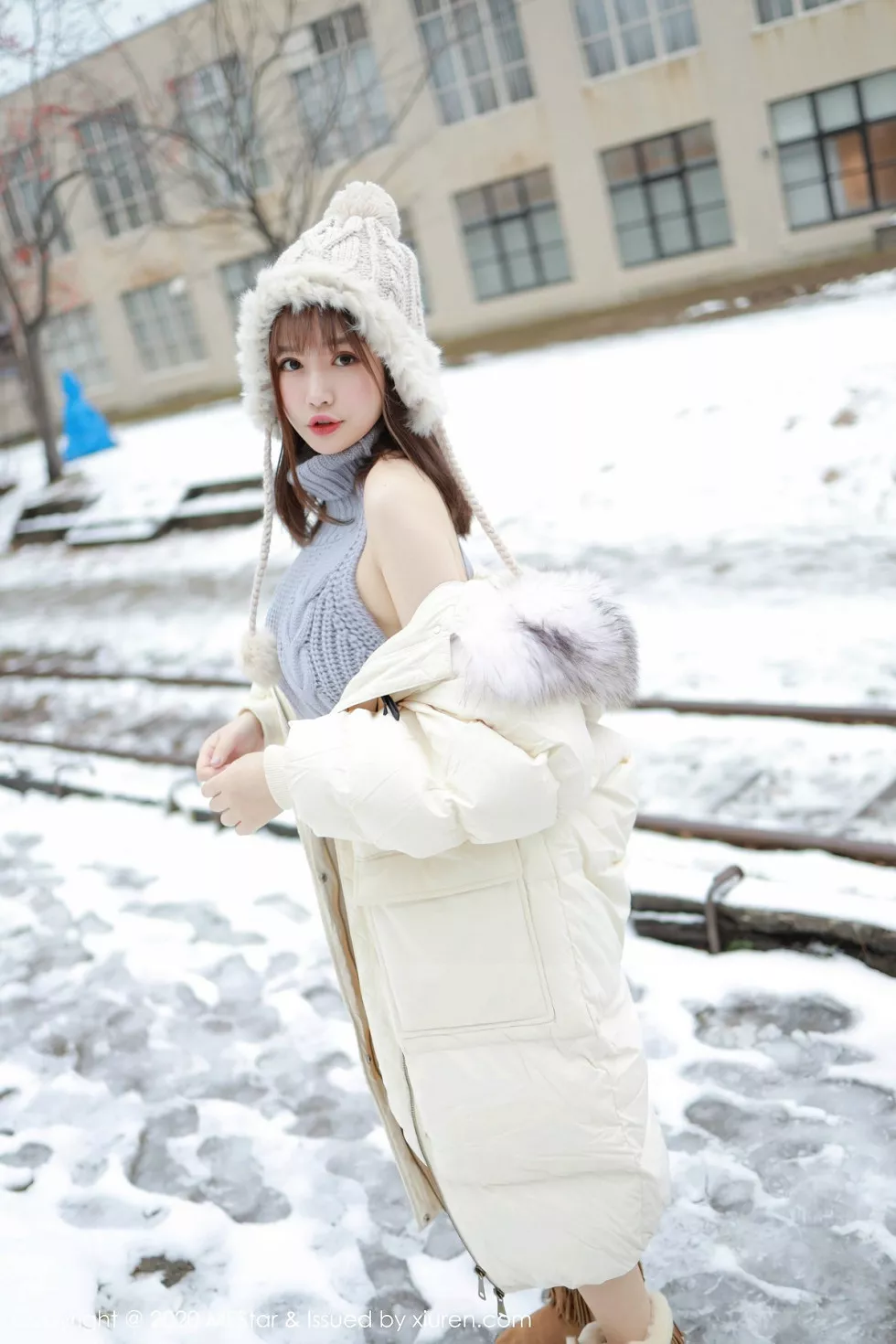 Xgyw.Org_[MFStar模范学院]Vol.262_嫩模恩率babe北海道旅拍雪地性感开背毛衣诱惑写真50P