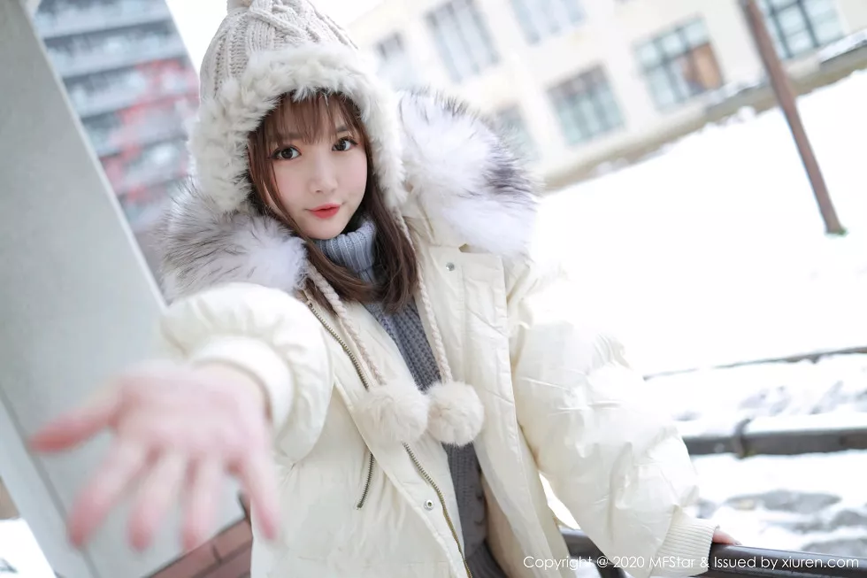 Xgyw.Org_[MFStar模范学院]Vol.262_嫩模恩率babe北海道旅拍雪地性感开背毛衣诱惑写真50P