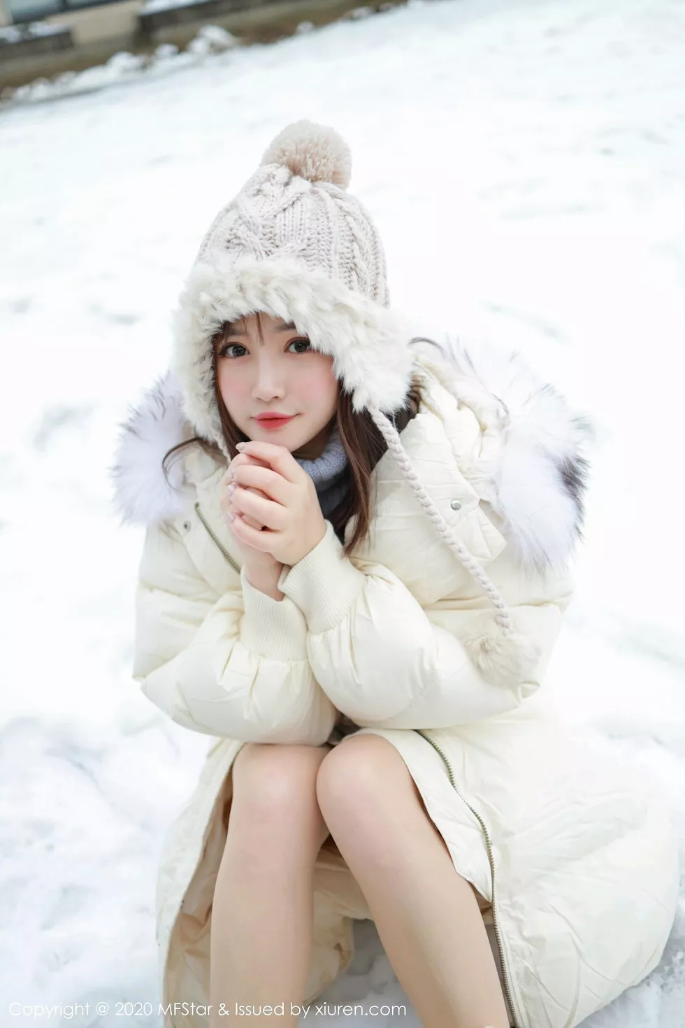 Xgyw.Org_[MFStar模范学院]Vol.262_嫩模恩率babe北海道旅拍雪地性感开背毛衣诱惑写真50P