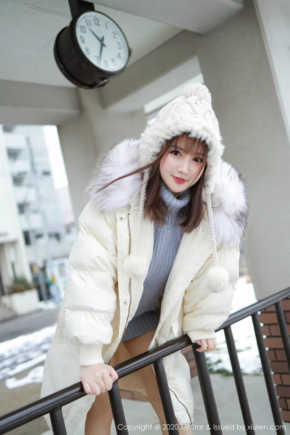Xgyw.Org_[MFStar模范学院]Vol.262_嫩模恩率babe北海道旅拍雪地性感开背毛衣诱惑写真50P