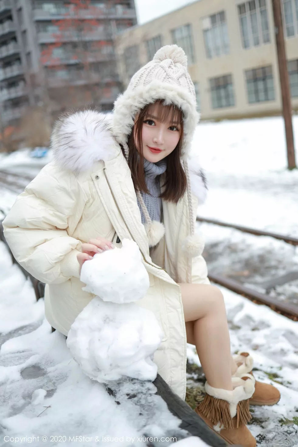Xgyw.Org_[MFStar模范学院]Vol.262_嫩模恩率babe北海道旅拍雪地性感开背毛衣诱惑写真50P