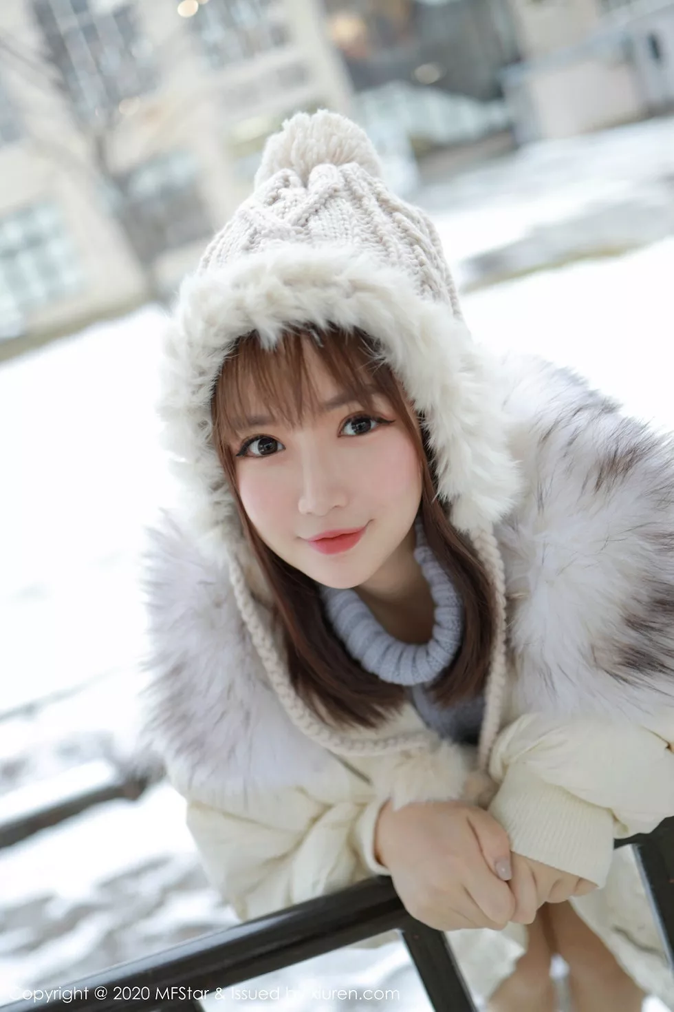 Xgyw.Org_[MFStar模范学院]Vol.262_嫩模恩率babe北海道旅拍雪地性感开背毛衣诱惑写真50P