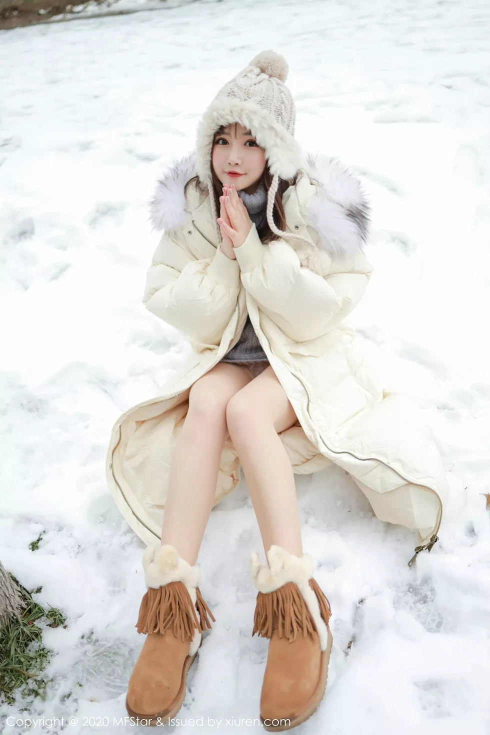 Xgyw.Org_[MFStar模范学院]Vol.262_嫩模恩率babe北海道旅拍雪地性感开背毛衣诱惑写真50P