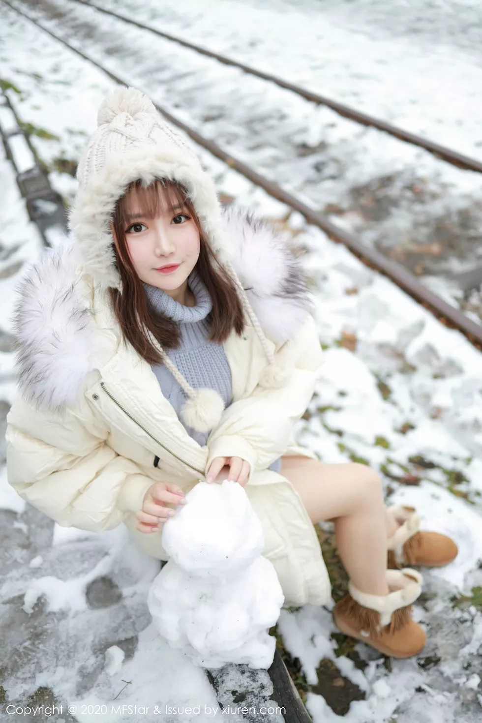 Xgyw.Org_[MFStar模范学院]Vol.262_嫩模恩率babe北海道旅拍雪地性感开背毛衣诱惑写真50P