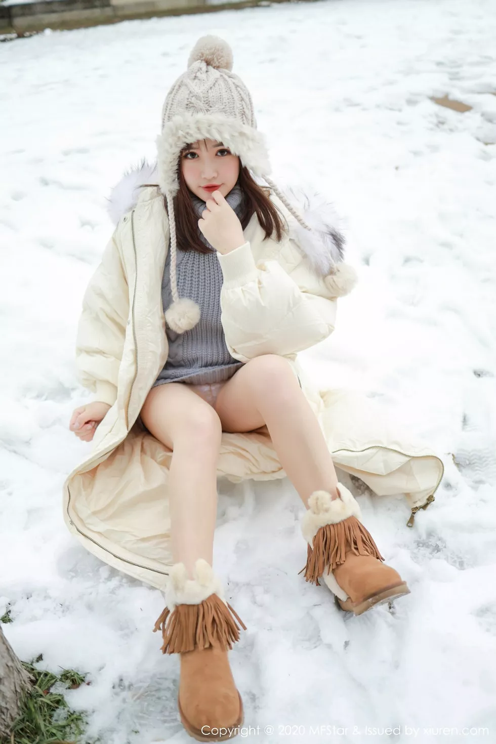 Xgyw.Org_[MFStar模范学院]Vol.262_嫩模恩率babe北海道旅拍雪地性感开背毛衣诱惑写真50P