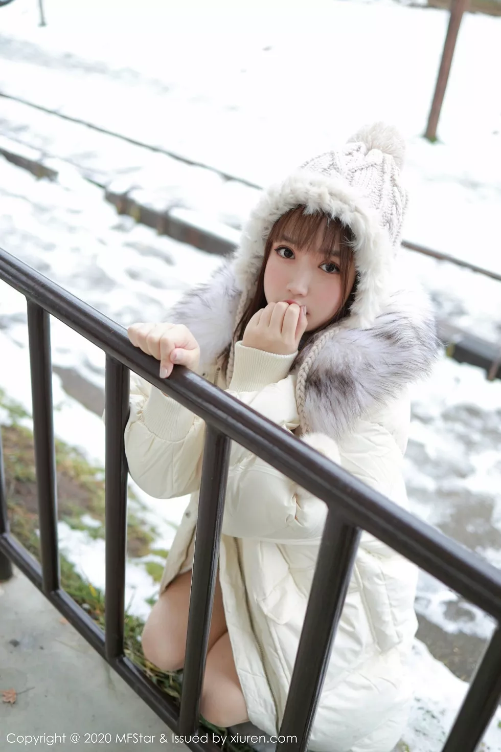 Xgyw.Org_[MFStar模范学院]Vol.262_嫩模恩率babe北海道旅拍雪地性感开背毛衣诱惑写真50P