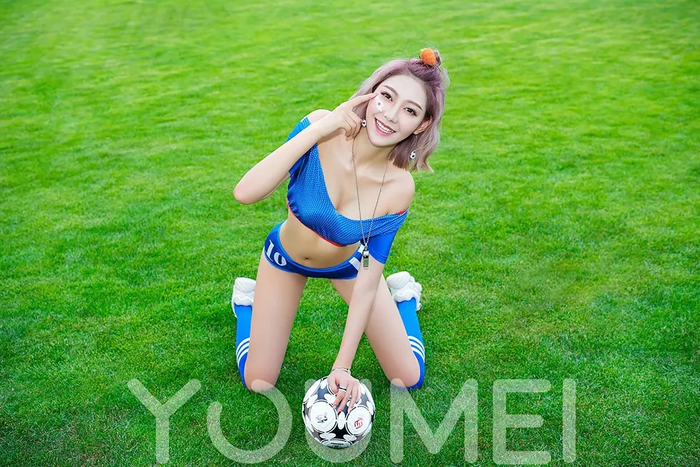 Xgyw.Org_[YouMei尤美]Vol.023_嫩模艺轩户外绿茵场上性感日本足球服秀完美身材写真23P