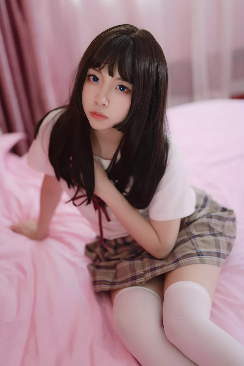 Xgyw.Org_[喵糖映画]Vol.034_格子短裙美女居家床上性感白衬衣配白丝袜秀美腿写真37P