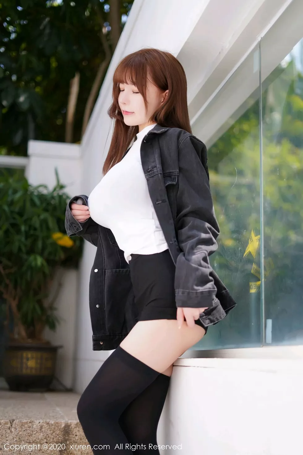 Xgyw.Org_XiuRen第2147期_嫩模UU酱户外脱黑色外套露魔鬼身材童颜巨乳完美诱惑写真83P