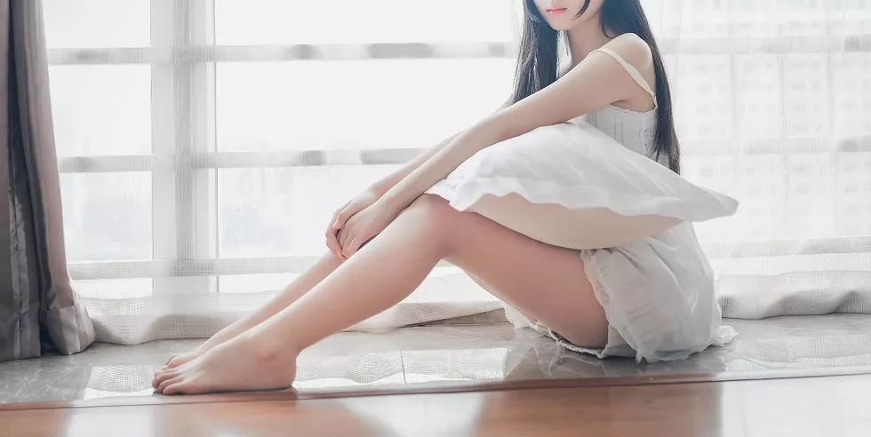 Xgyw.Org_[喵糖映画]Vol.006_秀发小美女居家白色吊带裙秀白嫩肌肤性感美腿写真37P