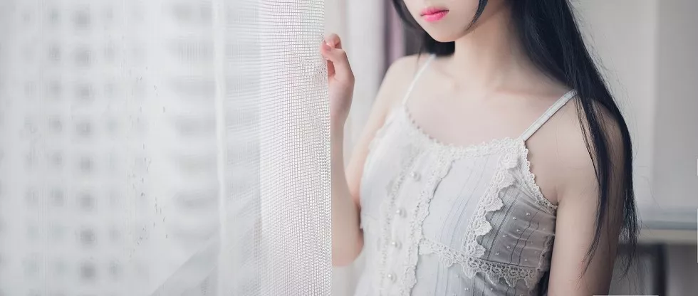 Xgyw.Org_[喵糖映画]Vol.006_秀发小美女居家白色吊带裙秀白嫩肌肤性感美腿写真37P