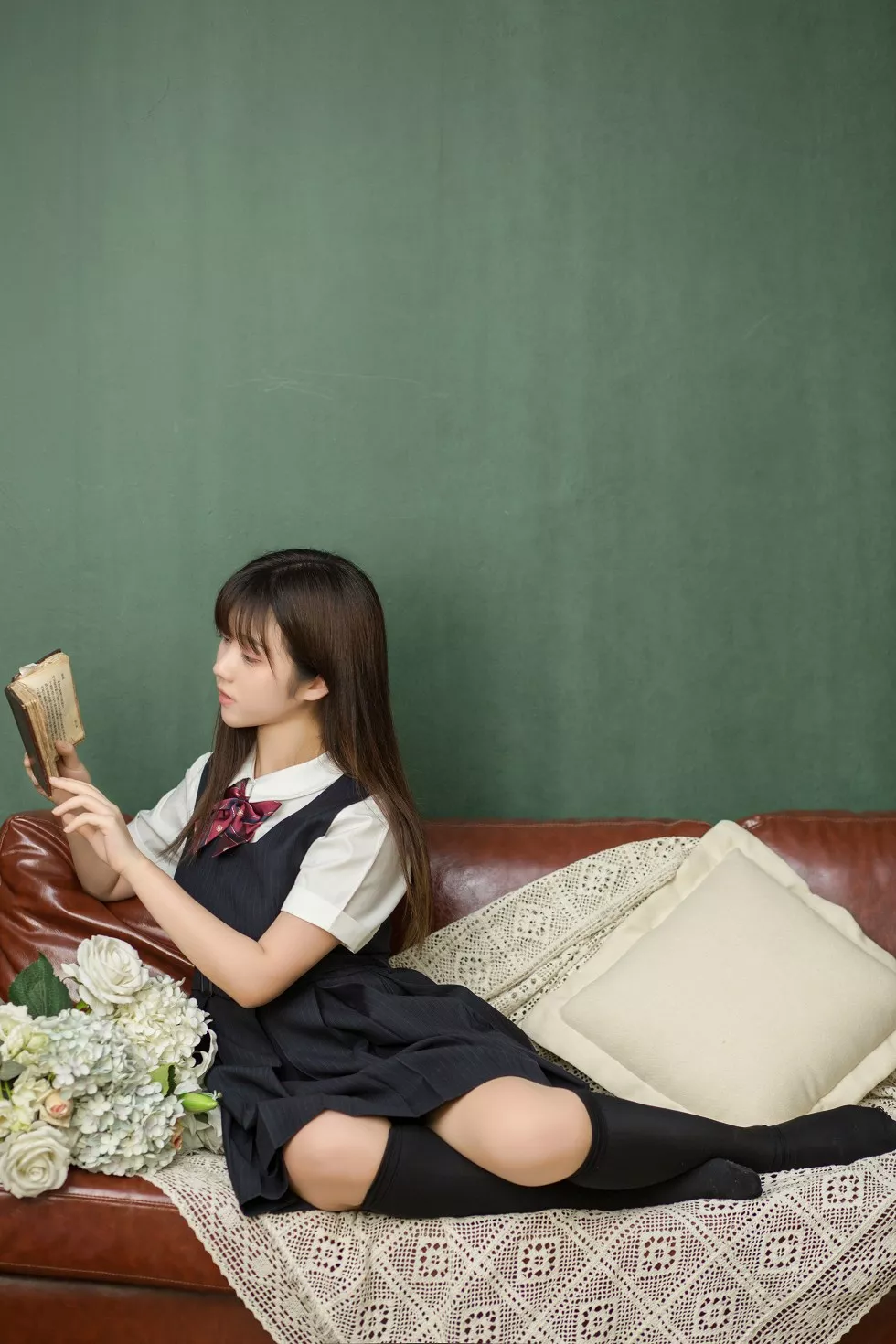 Xgyw.Org_[喵糖映画]Vol.004_钢琴美少女居家JK制服黑色连身裙配黑色腿袜清爽写真40P
