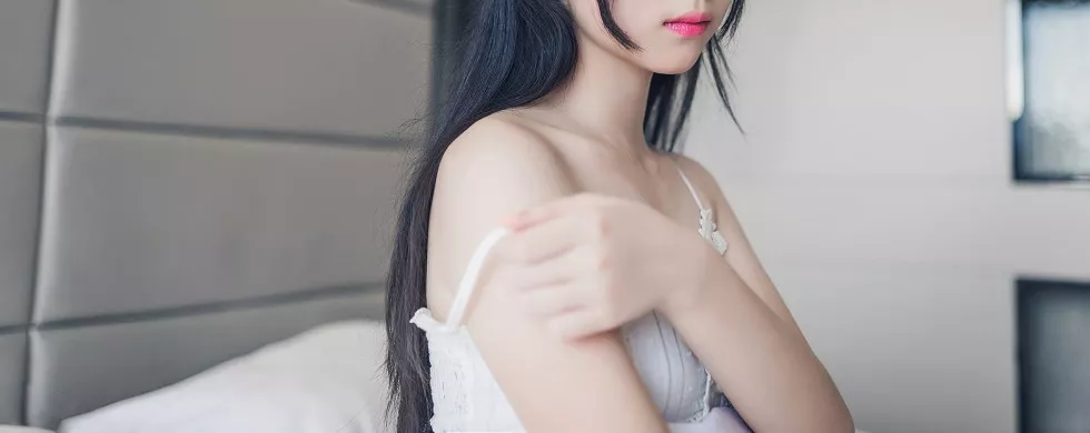 Xgyw.Org_[喵糖映画]Vol.006_秀发小美女居家白色吊带裙秀白嫩肌肤性感美腿写真37P