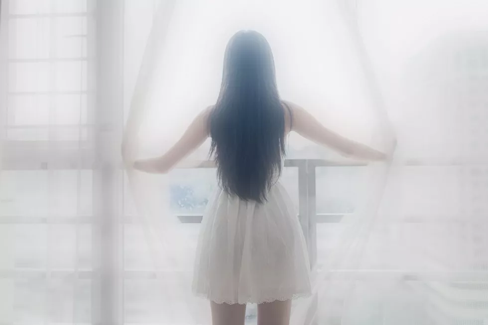 Xgyw.Org_[喵糖映画]Vol.006_秀发小美女居家白色吊带裙秀白嫩肌肤性感美腿写真37P