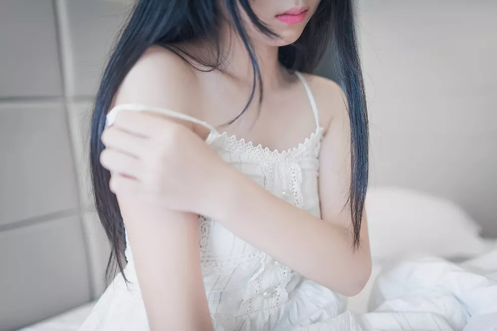Xgyw.Org_[喵糖映画]Vol.006_秀发小美女居家白色吊带裙秀白嫩肌肤性感美腿写真37P