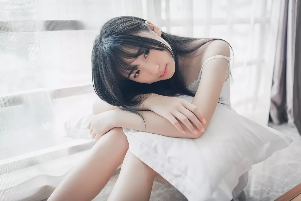 Xgyw.Org_[喵糖映画]Vol.006_秀发小美女居家白色吊带裙秀白嫩肌肤性感美腿写真37P