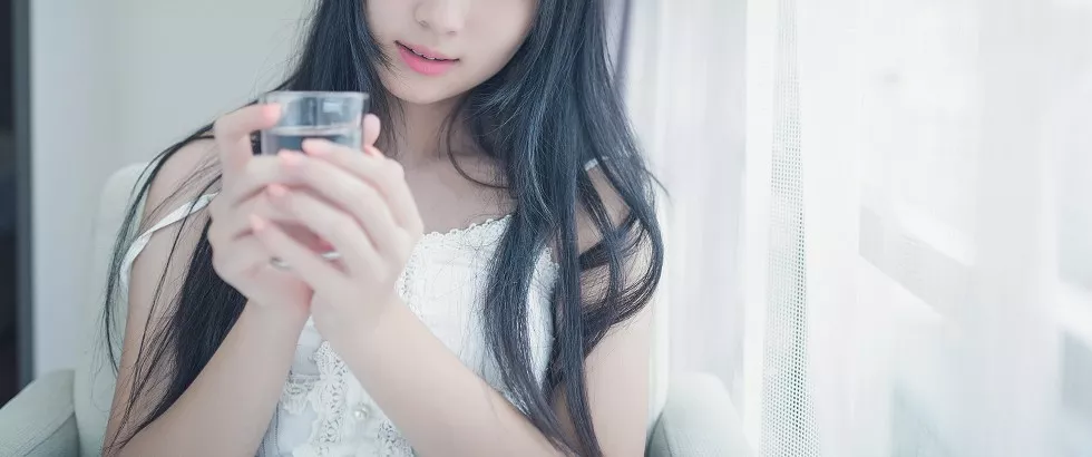Xgyw.Org_[喵糖映画]Vol.006_秀发小美女居家白色吊带裙秀白嫩肌肤性感美腿写真37P