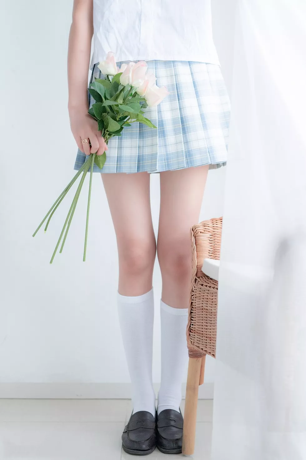 Xgyw.Org_[喵糖映画]Vol.007_双马尾辫美女居家私房性感蓝色短裙配白丝袜迷人写真40P