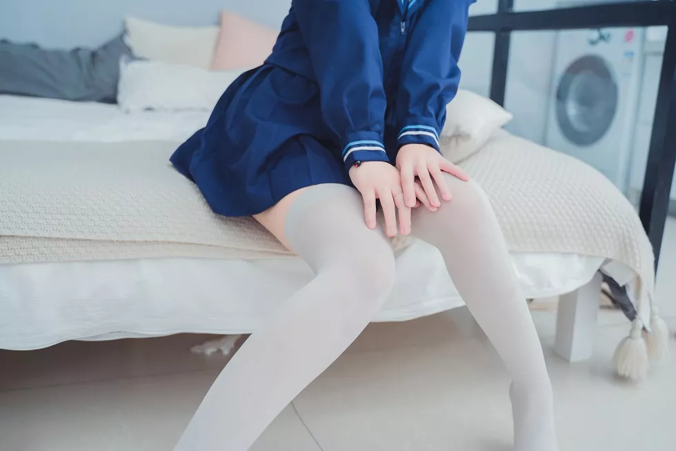 Xgyw.Org_[喵糖映画]Vol.010_学生制服美女居家私房性感灰丝长袜秀美腿迷人写真40P