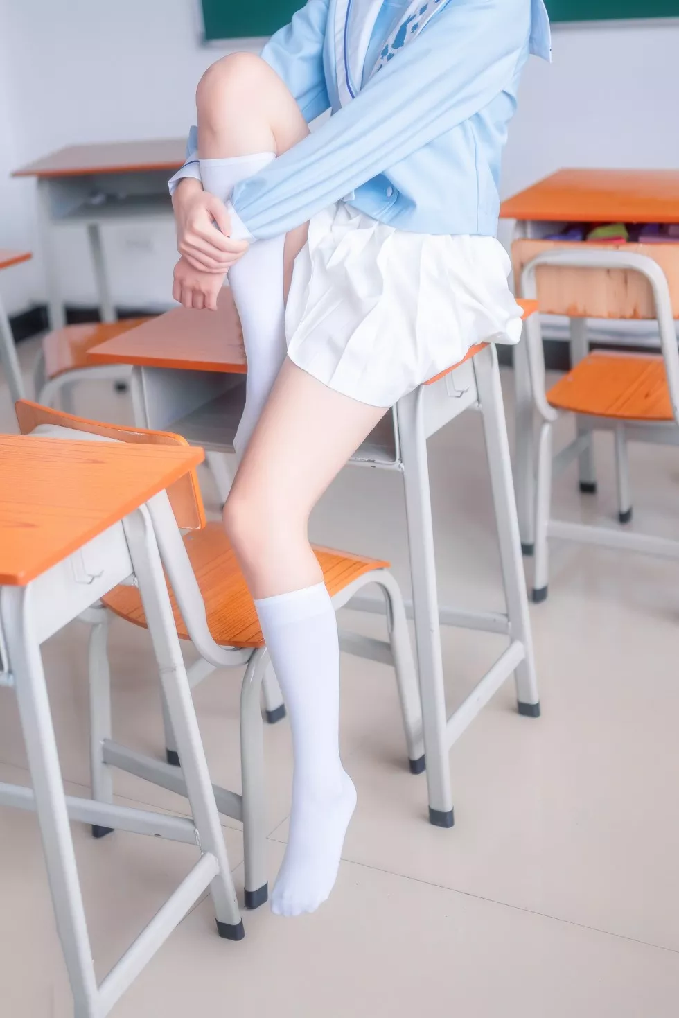 Xgyw.Org_[喵糖映画]Vol.009_蓝色制服美少女私房性感白色短裙配白丝袜迷人写真43P