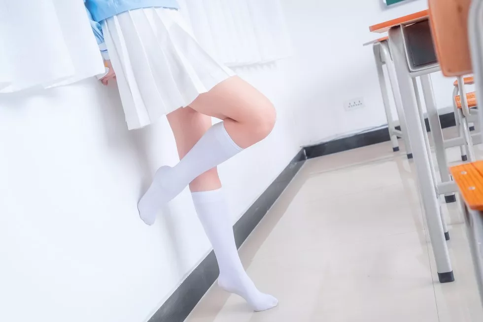 Xgyw.Org_[喵糖映画]Vol.009_蓝色制服美少女私房性感白色短裙配白丝袜迷人写真43P