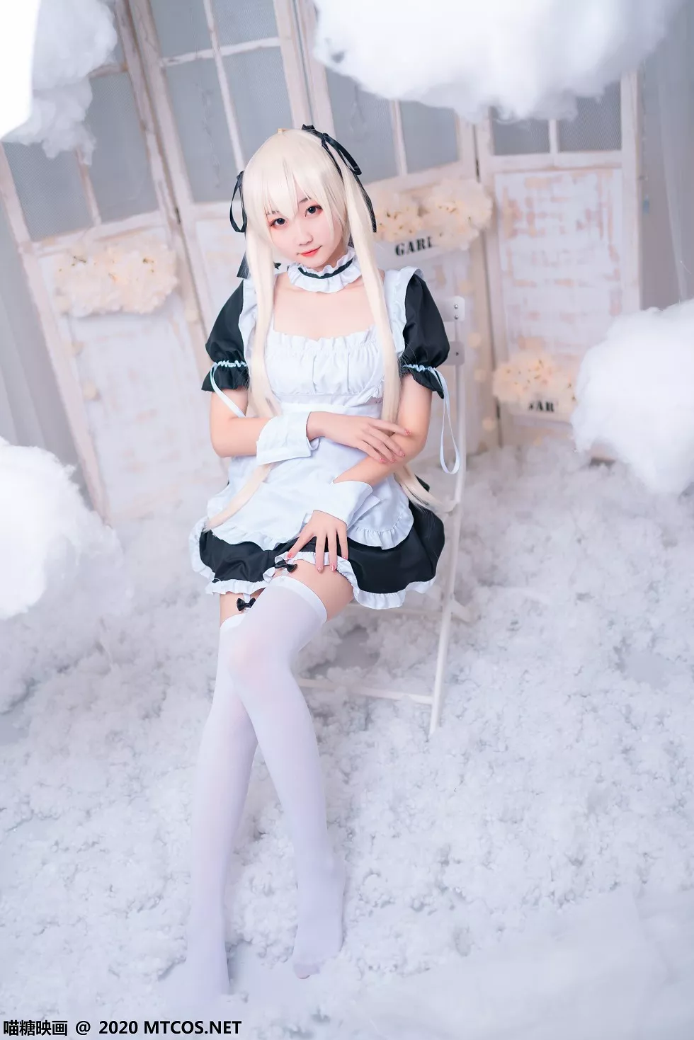 Xgyw.Org_[喵糖映画]Vol.082_穹妹Cosplay私房床上黑白女仆装配吊带白丝袜迷人诱惑写真42P