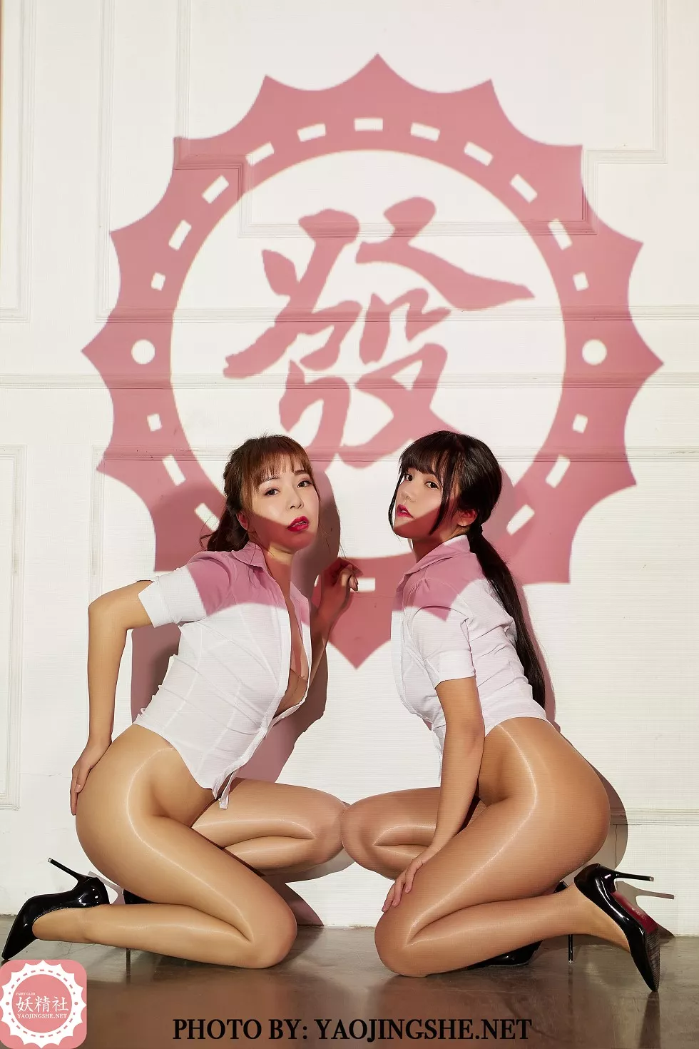 Xgyw.Org_[妖精社]T2003_嫩模唐飞飞＆苏伟＆爱优蜜光影美丝主题无内闪亮肉丝撩人诱惑写真25P