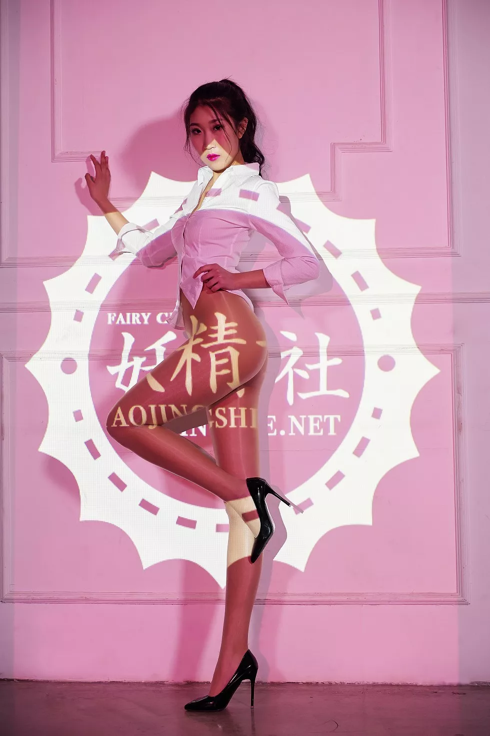 Xgyw.Org_[妖精社]T2003_嫩模唐飞飞＆苏伟＆爱优蜜光影美丝主题无内闪亮肉丝撩人诱惑写真25P