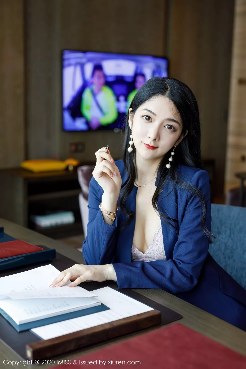 Xgyw.Org_[IMISS爱蜜社]Vol.471_女神Angela小热巴经典职业秘书装半脱露性感内衣诱惑写真68P