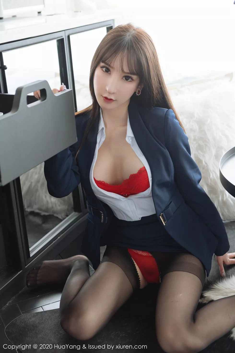 Xgyw.Org_[HuaYang花漾]Vol.247_女神周于希云南旅拍私人管家主题开档黑丝裤袜诱惑写真65P