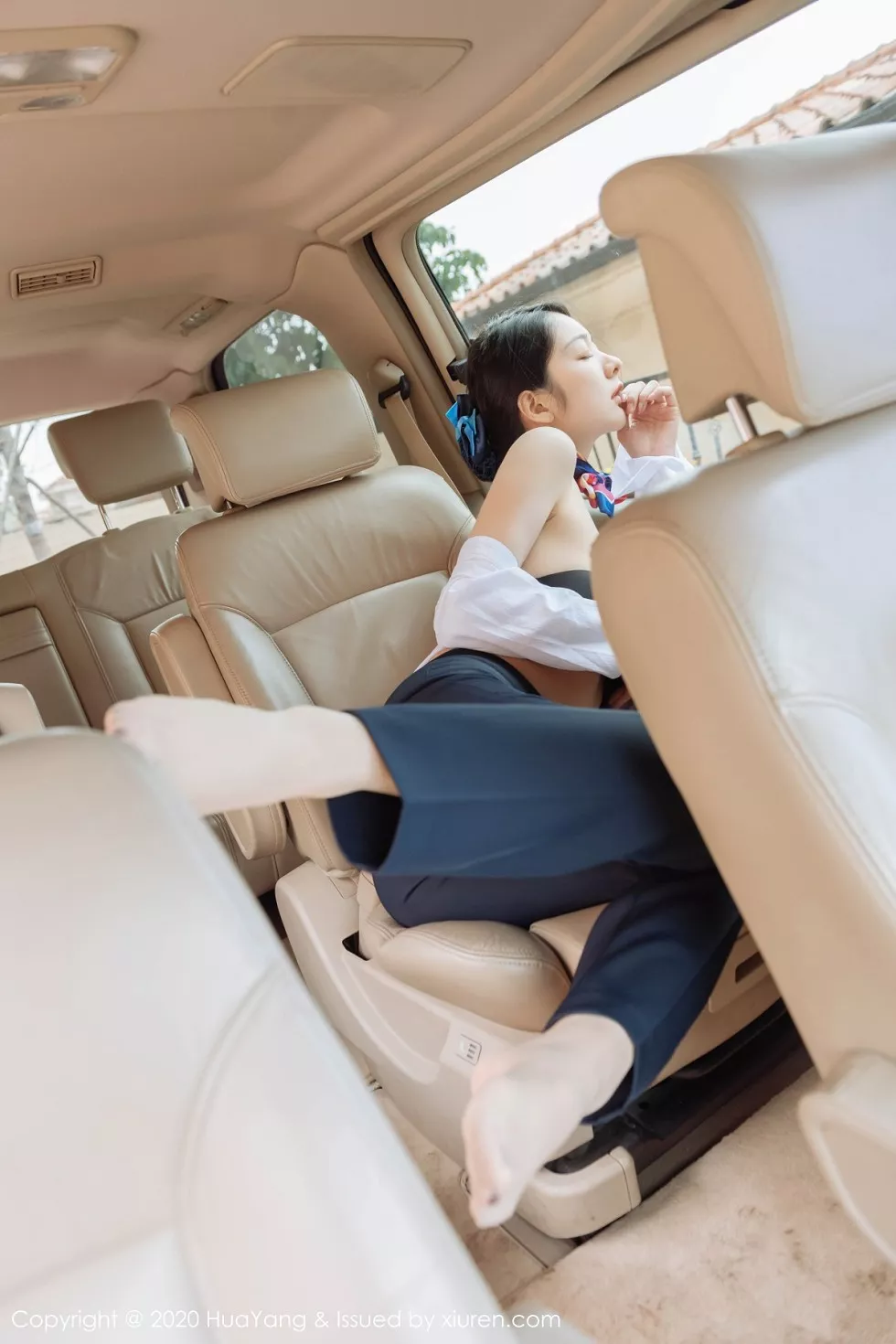 Xgyw.Org_[HuaYang花漾]Vol.248_女神Angela小热巴云南旅拍职业装车拍开档肉丝裤袜诱惑写真53P