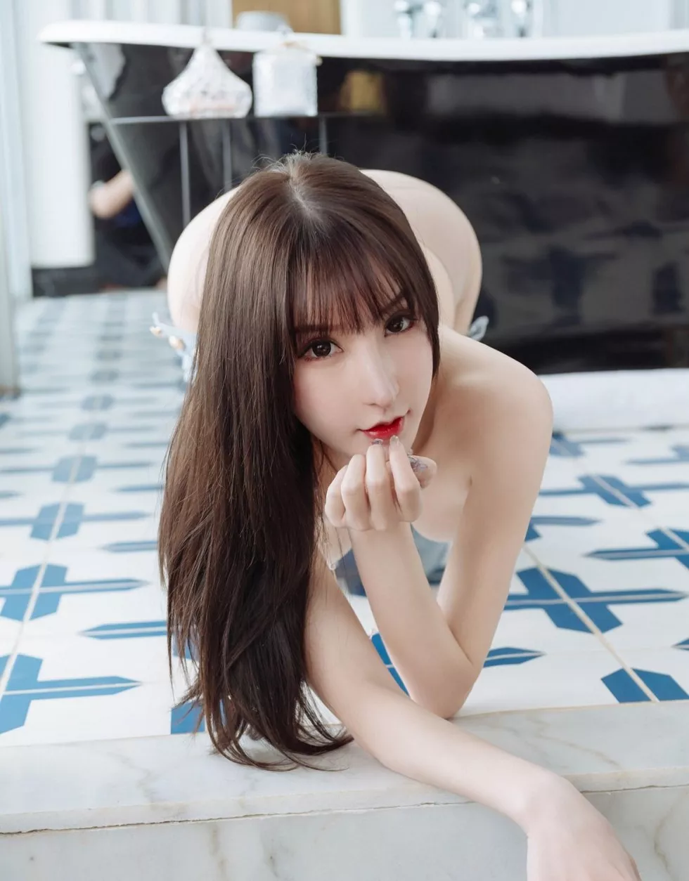 Xgyw.Org_[HuaYang花漾]Vol.246_女神周于希Sandy云南旅拍私房无内肉丝裤袜秀翘臀惹火诱惑写真70P