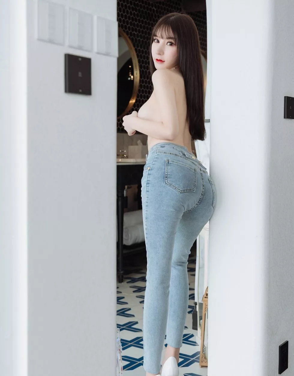 Xgyw.Org_[HuaYang花漾]Vol.246_女神周于希Sandy云南旅拍私房无内肉丝裤袜秀翘臀惹火诱惑写真70P